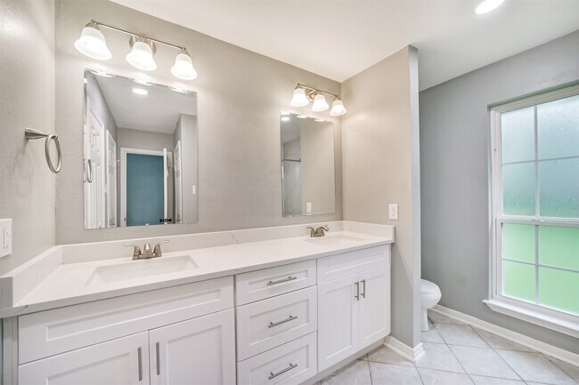 Foto del edificio - 8402 Pine Shores Dr