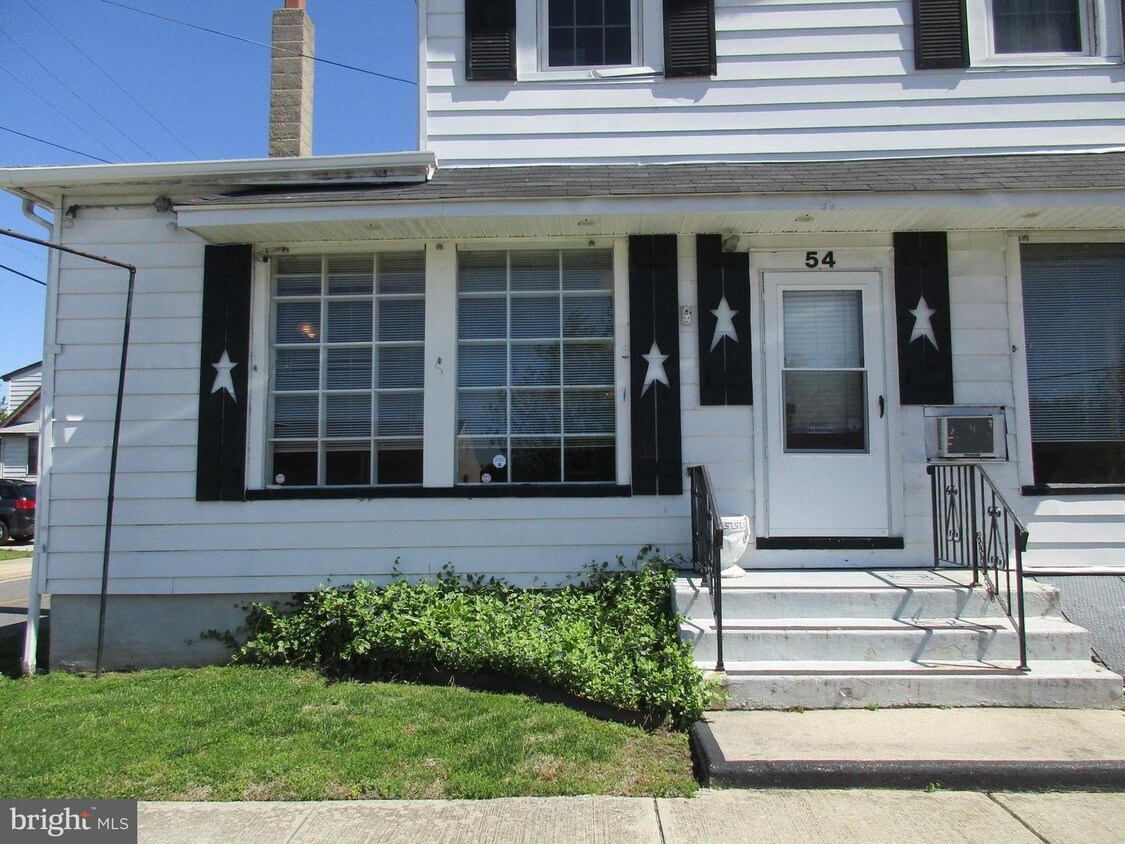 Primary Photo - 54 Main St