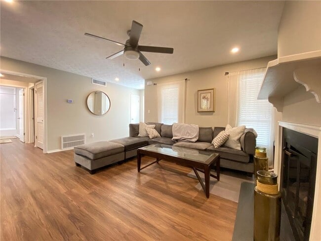 Building Photo - 704 Dunbar Dr