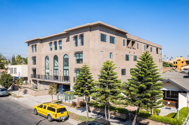 Foto del edificio - 552 N Hobart Blvd