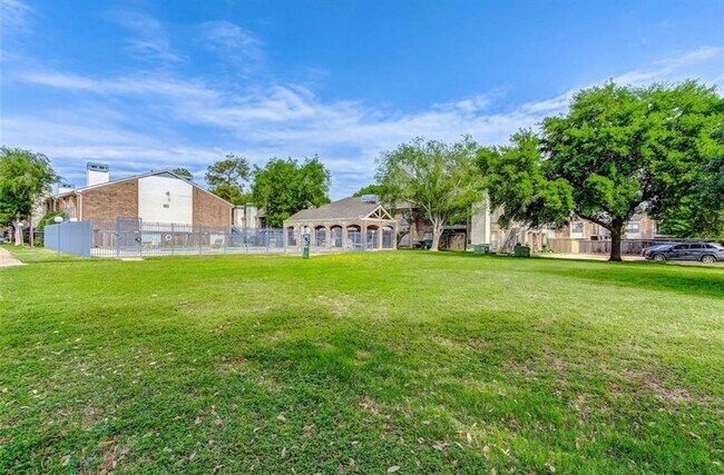 Foto del edificio - 3900 Woodchase Dr