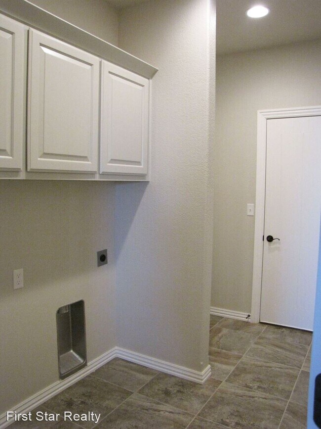 Building Photo - 4 br, 2.5 bath House - 389 N Reeds Bridge Dr