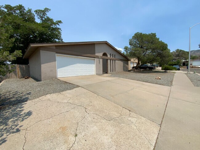 Foto del edificio - 3 Bedroom Single Story Home Available Near...