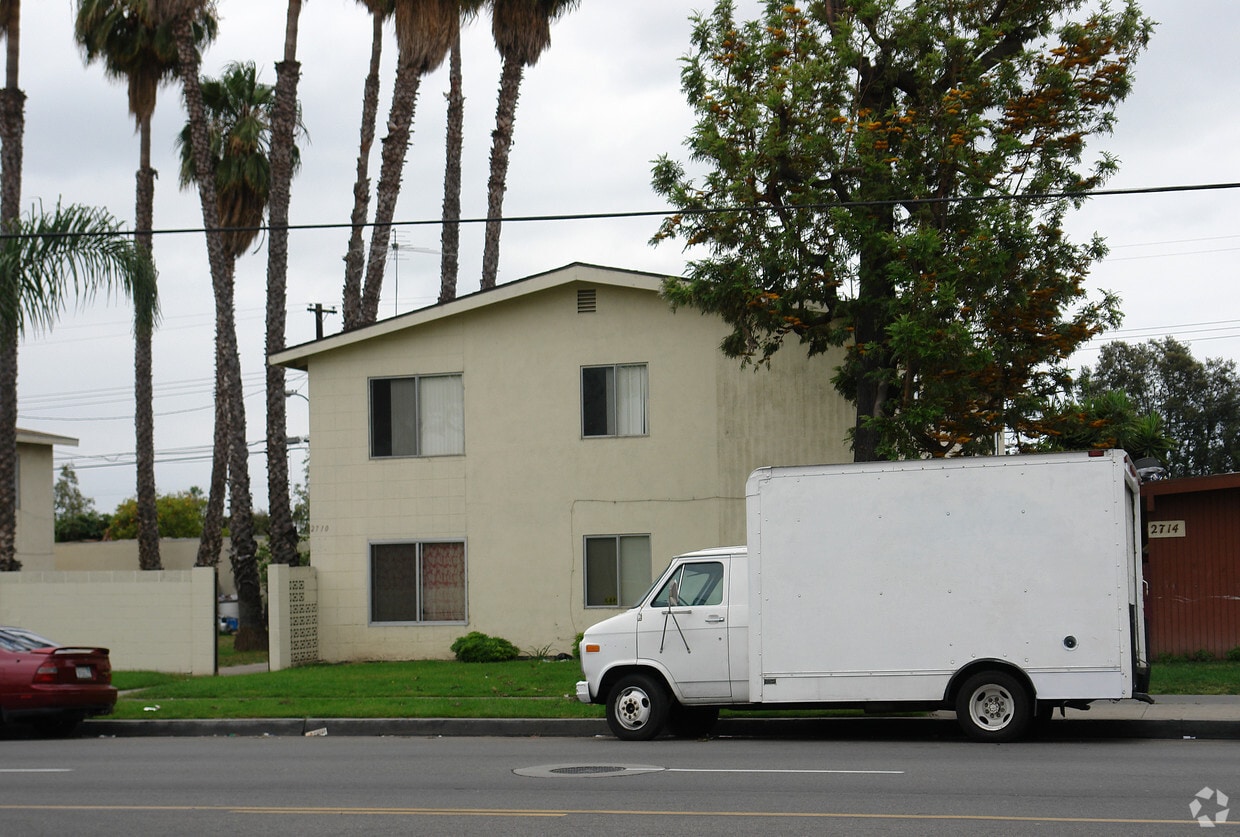 Foto del edificio - 2710 Mcfadden Ave