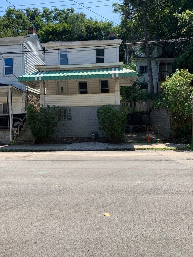 Freshly Painted Two Bedroom with Off-Stree... - Freshly Painted Two Bedroom with Off-Stree...