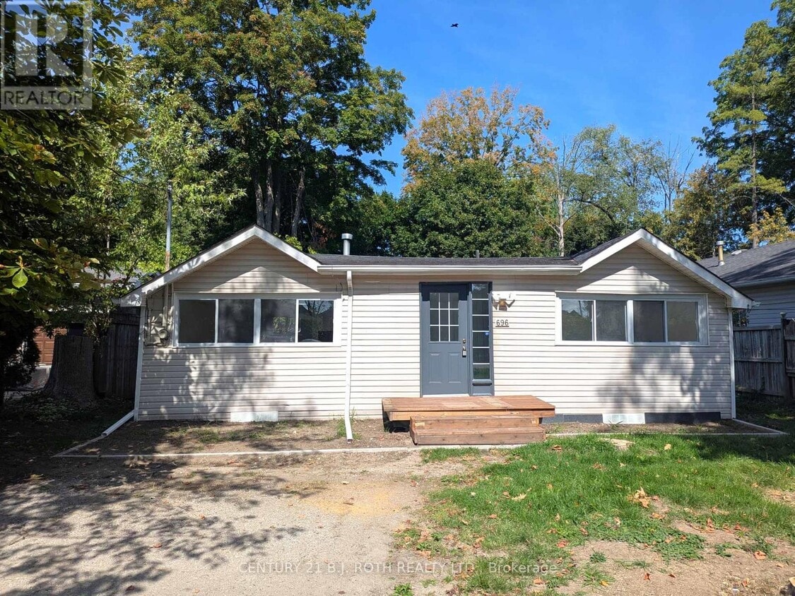 Primary Photo - 696 Hastings Ave