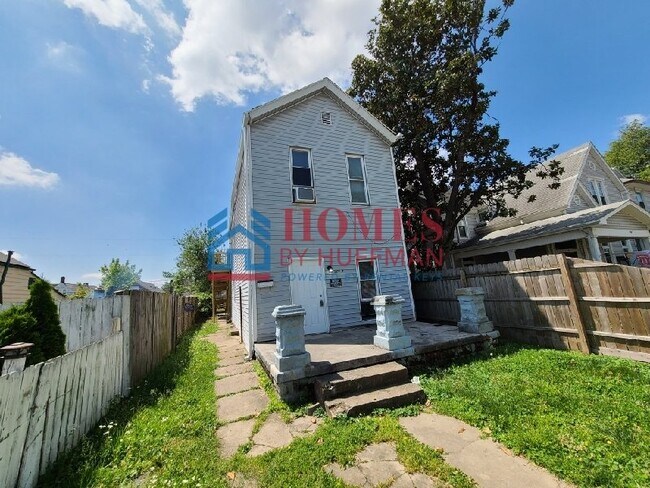 Building Photo - Upstairs Apartment | Move In Ready | All U...
