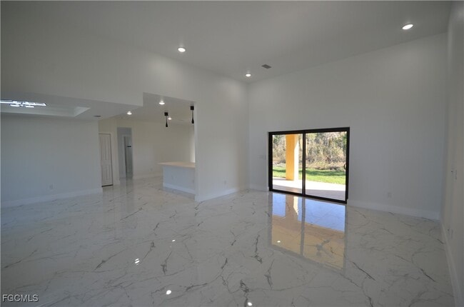 Building Photo - 1242 Hathor St E