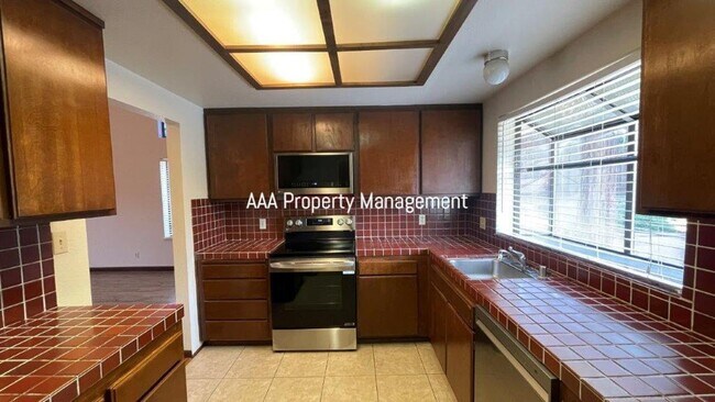 Building Photo - Walnut Creek 2 bedroom 2 bath townhome wit...