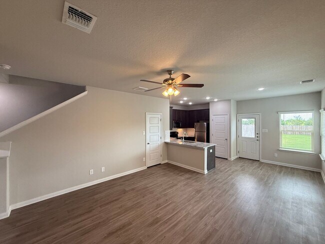 Foto del edificio - 3bd/2.5ba Two-Story Duplex in Prime Location