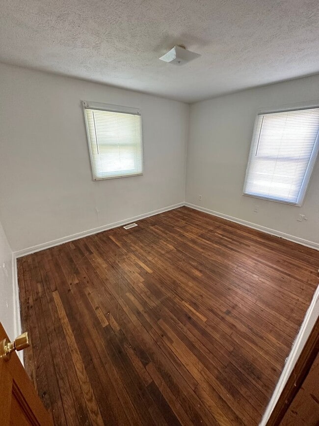 Building Photo - 2 bed 1 bath