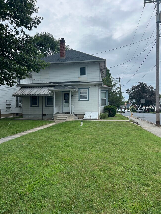 Área trasera de la casa - 136 E Oak St