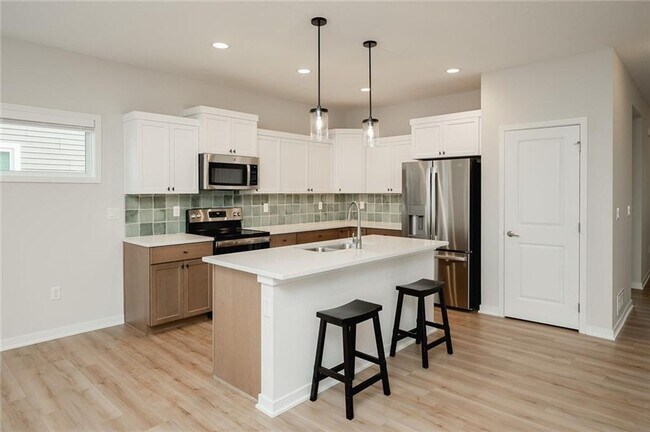 Building Photo - 3 Bedroom Townhome in West Des Moines