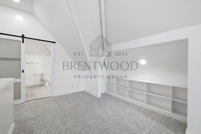 Building Photo - Contemporary 4bed/3bath with Private Yard