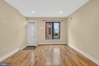 Building Photo - 1237 N Hollywood St