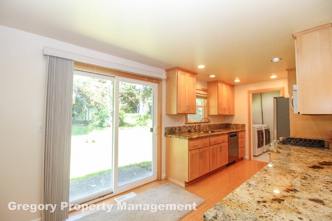 Foto del edificio - Charming updated 3-Bed/1-Bath Rambler on q...