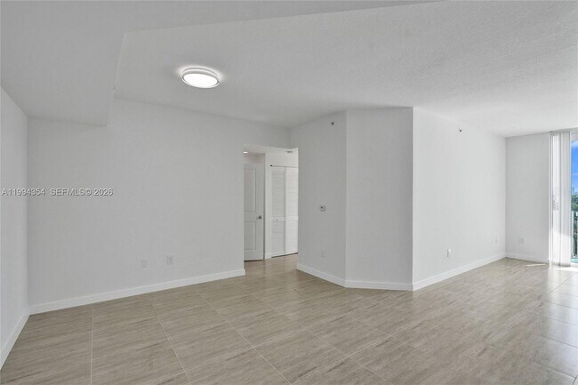 Foto del edificio - 7900 Harbor Island Dr