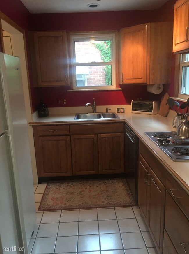 Building Photo - 3 br, 1.5 bath House - 122 Royal Ave