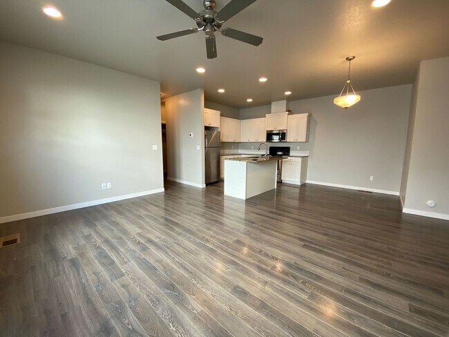 Foto del edificio - Newer Townhome