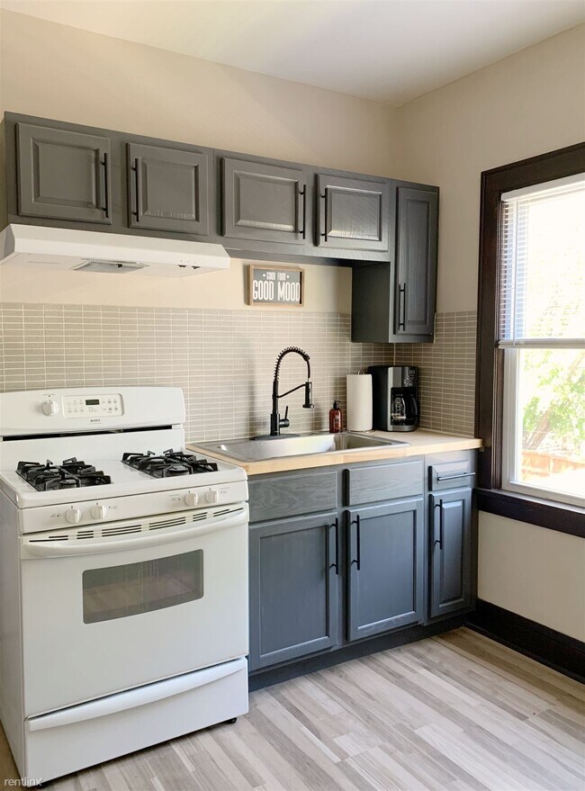 Building Photo - 2 br, 1 bath 4plex - 3921 North Thomas Ave...