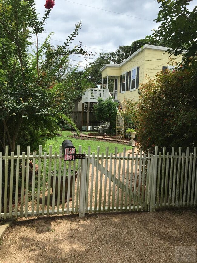 Building Photo - 1123 Sealy Ave