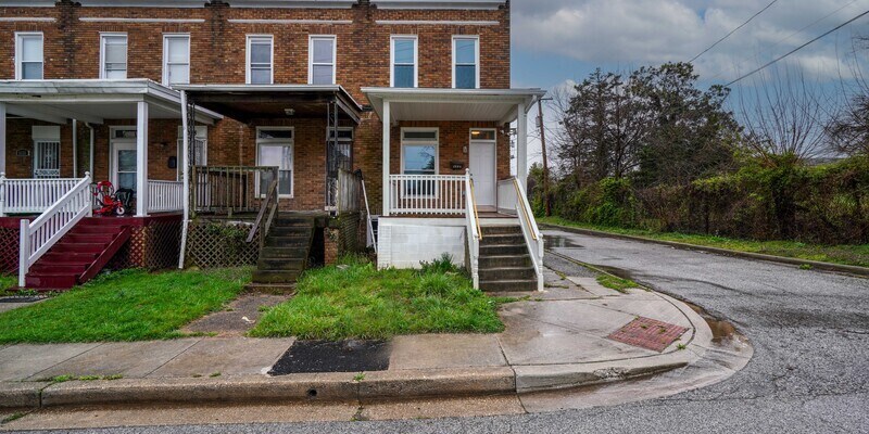 Primary Photo - 5332 Hamlin Avenue