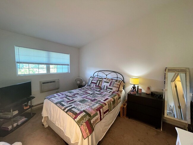 Building Photo - Adorable 1 Bedroom 1 Bathroom Condo in Ric...