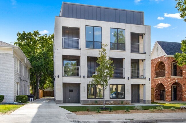 Foto del edificio - ** MOVE IN SUMMER 6/28/2028 ** 4 Bedroom 4.5 Bathroom Very Short walk to TCU campus