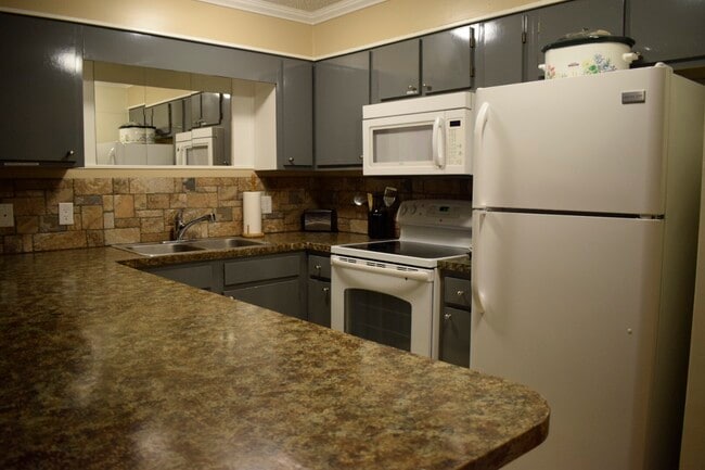 Kitchen - 601 Winterplace Dr