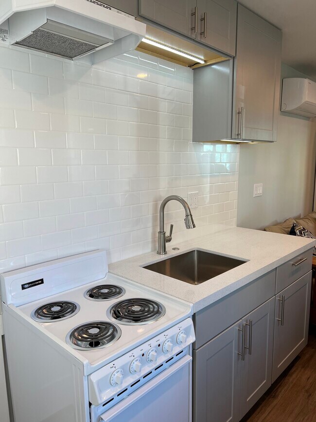 Building Photo - 118 1st St