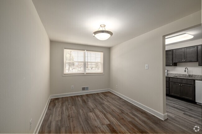 3 habitaciones, 1 baño - 1768 pies cuadrados - Comedor - Foxridge Townhomes