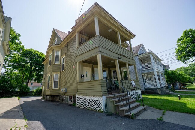 Building Photo - 833 Sumner Ave