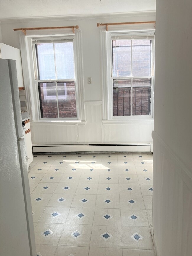 Building Photo - 66 Phillips St