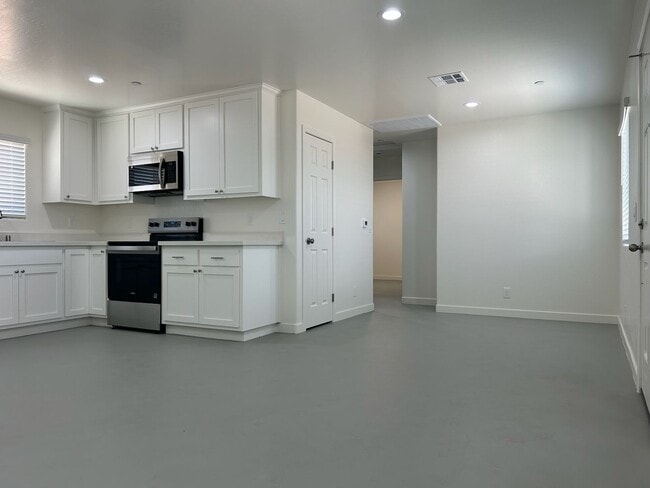Building Photo - 1340 W Mariposa Ave