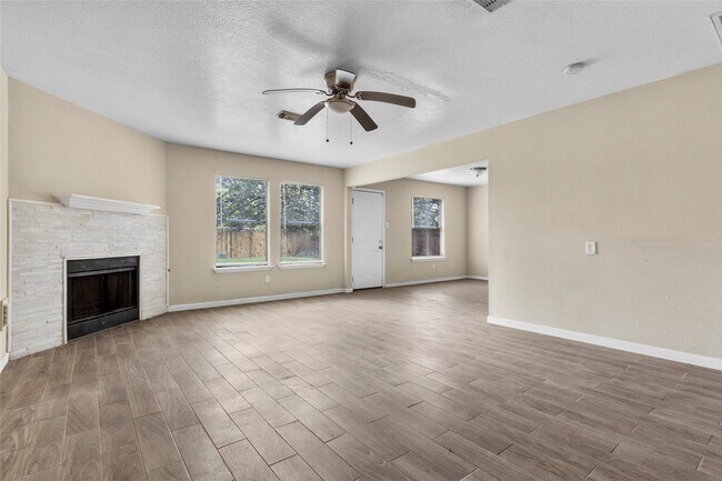 Foto del edificio - 6703 Ashland Forest Dr