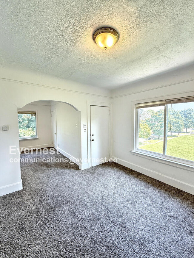 Building Photo - 5261 Lakewood St