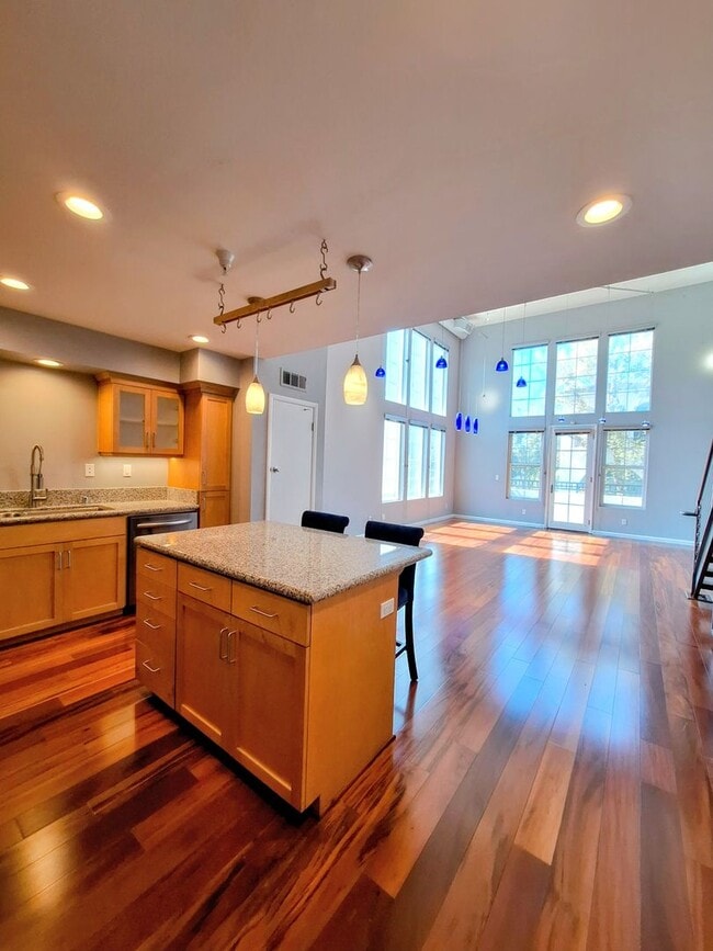 Building Photo - Beautiful Second Floor Loft With Modern Fe...