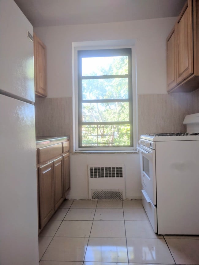 Building Photo - 111 E 86th St