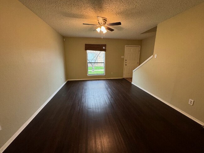 Building Photo - Condo Close To Baylor!