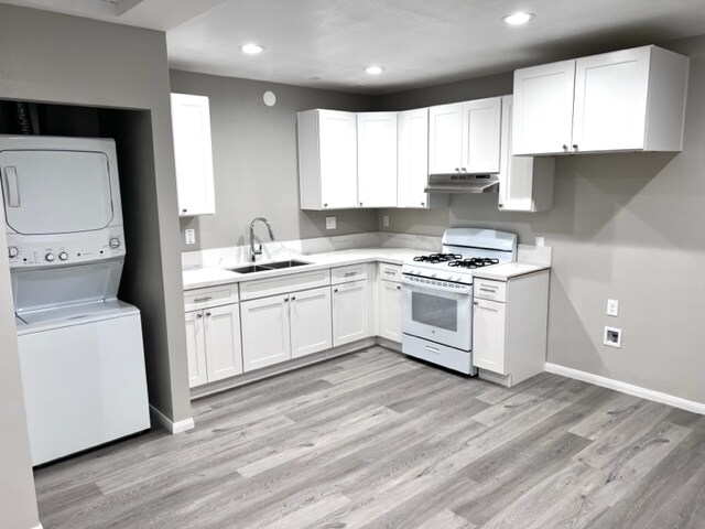 Kitchen w/appliances - 856 S Brierwood Ave