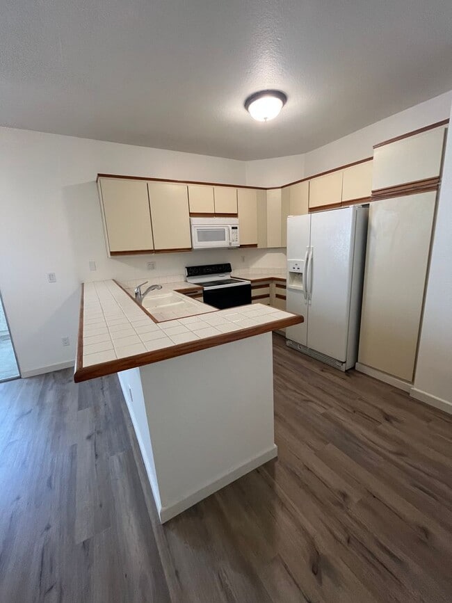 Building Photo - Camelot Community Downstairs 2 Bedroom Con...