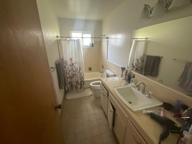 Full bath - 1671 Palm Ave