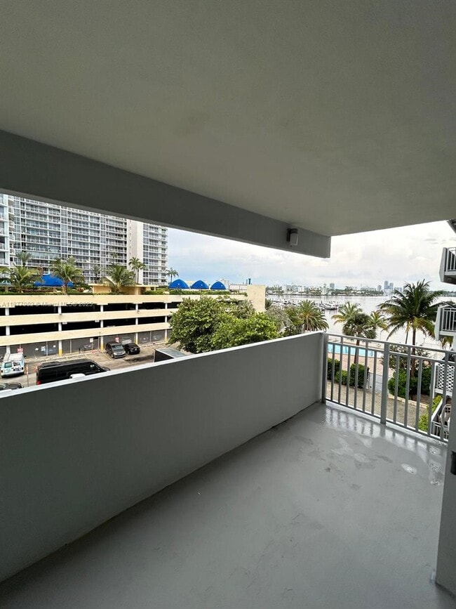 Foto del edificio - 7545 E Treasure Dr