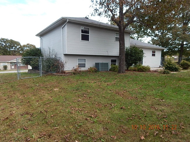 Building Photo - 20620 Sedalia Rd