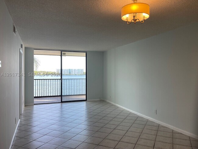 Building Photo - 117 Lake Emerald Dr