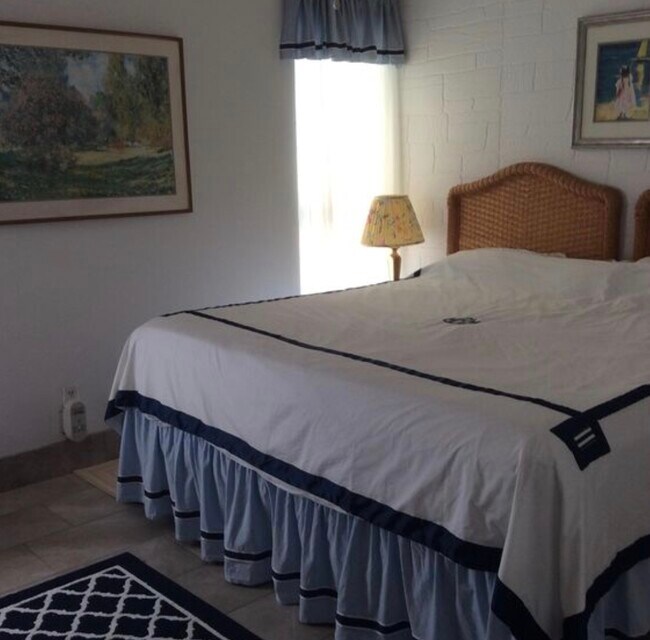 Very comfortable king size bed - 2625 S Atlantic Ave