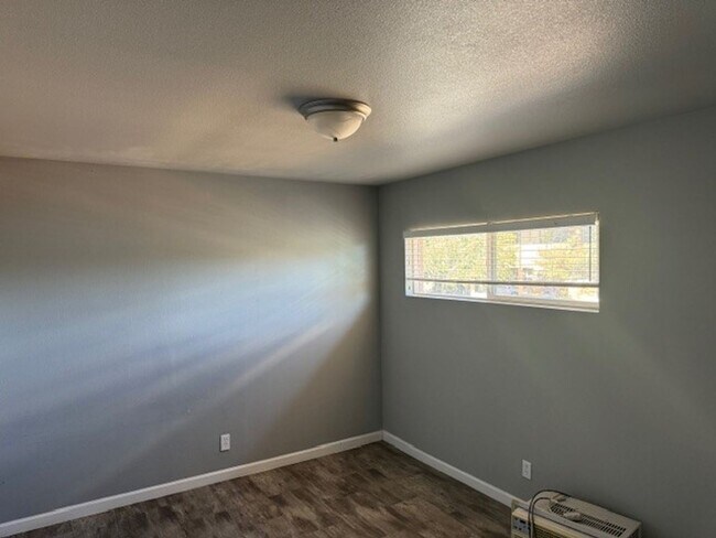 Building Photo - b> One Bedroom Ground Floor Apartment Close to Renown & VA Hospital