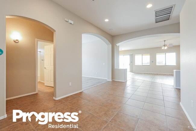 Building Photo - 420 S Blue River Loop