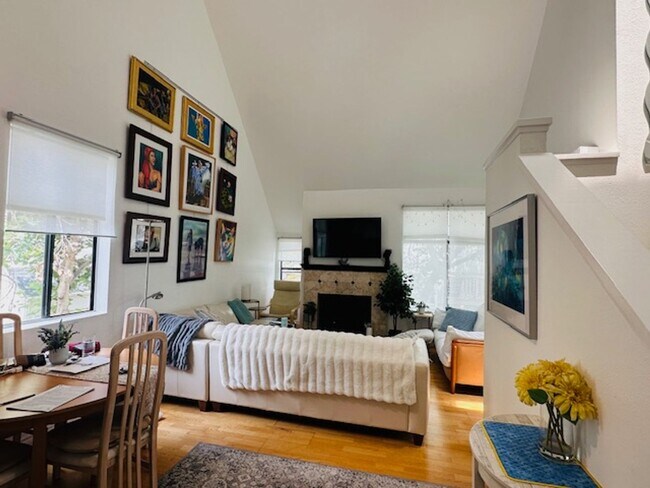 Building Photo - Stunning 2 bedroom/ 2 bath Condo in Creekw...