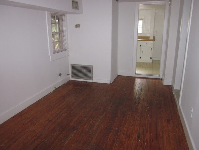 Building Photo - 2 Bed/1 Bath Duplex Close to Campus on NW 11th Street